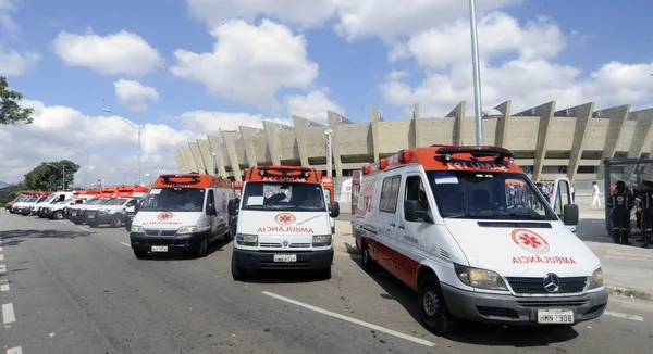 Ambulâncias se posicionaram na frente do estádio