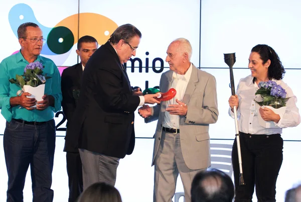 Governador entrega prêmio ao senhor José Pio de Resende, morador do bairro Riacho das Pedras