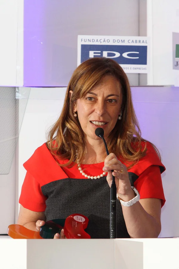 presidente da Fundação Hemominas, Júnia Cioffi, durante pronunciamento na entrega do prêmio