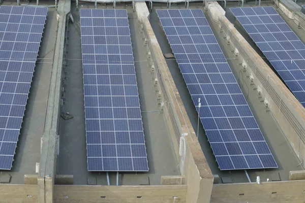Foram instalados cerca de 6.000 módulos fotovoltaicos