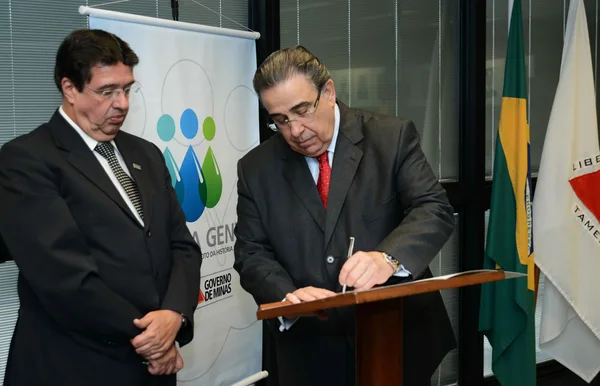 O presidente da Copasa, Ricardo Simões, e o vice-governador Alberto Pinto Coelho assinam termo