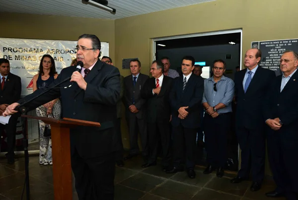 Alberto Pinto Coelho assinou despacho governamental determinando a execução das obras do aeroporto