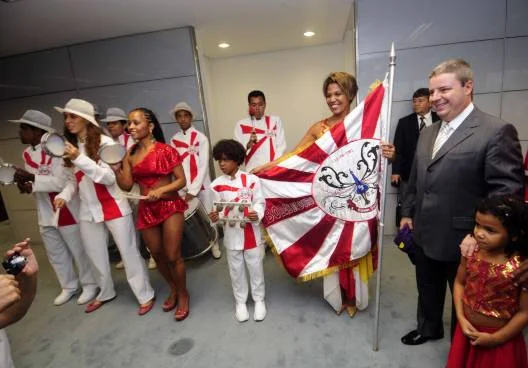 Representantes de agremiações carnavalescas com o governador Anastasia