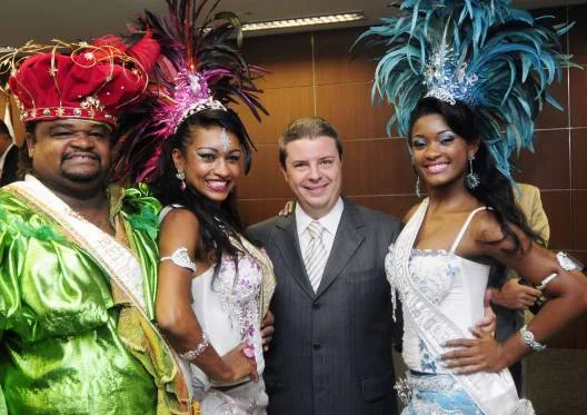 Governador Antonio Anastasia e integrantes de agremiações carnavalescas