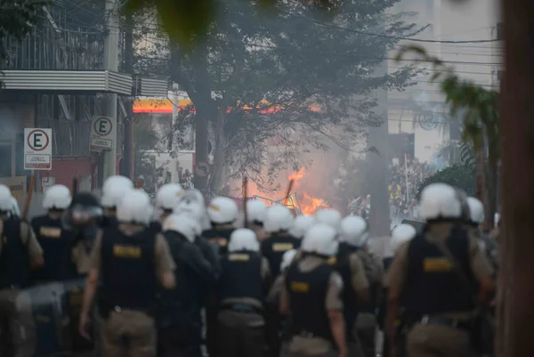 Tapumes retirados de estabelecimentos comerciais e outros objetos foram incendiados