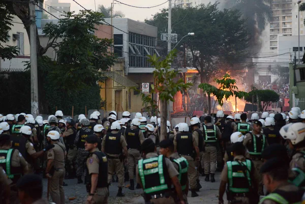Tapumes retirados de estabelecimentos comerciais e outros objetos foram incendiados