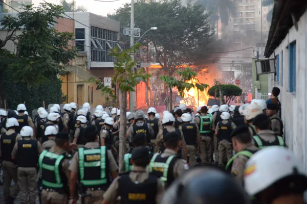 Tapumes retirados de estabelecimentos comerciais e outros objetos foram incendiados