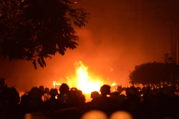 Tapumes retirados de estabelecimentos comerciais e outros objetos foram incendiados