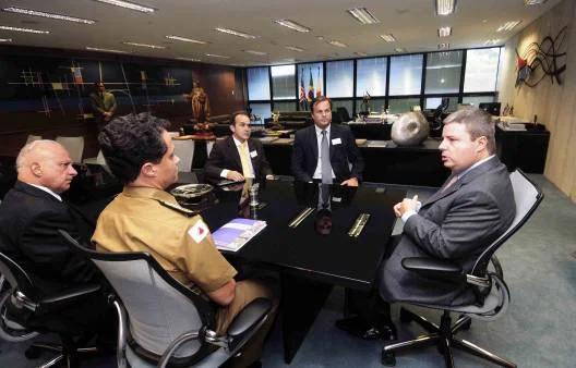 Governador Antonio Anastasia (D) e os promotores do Ministério Público