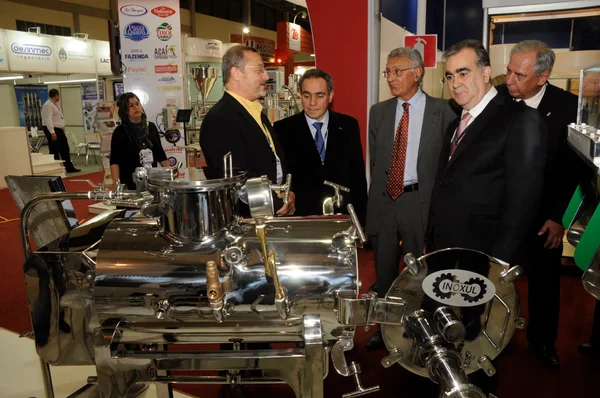 Presidente da Epamig e autoridades conheceram novidades em máquinas e produtos