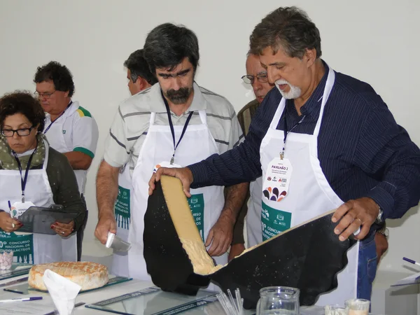 Juízes avaliam produtos da categoria destaque especial no Concurso Nacional de Produtos Lácteos