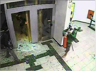 Imagens das reproduções de câmeras de segurança captadas pela Polícia Civil