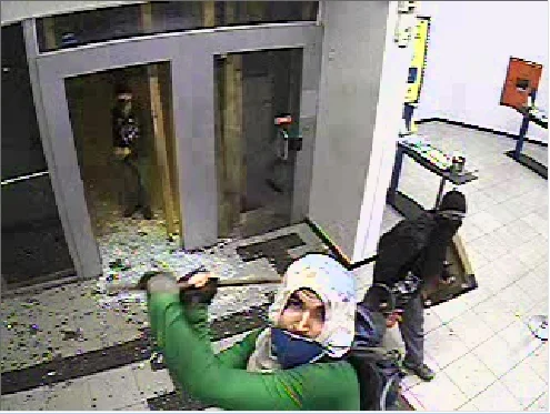 Imagens das reproduções de câmeras de segurança captadas pela Polícia Civil