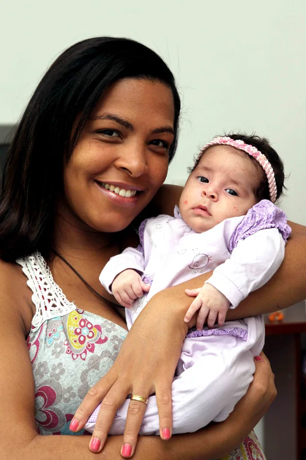 Mesmo tendo completado um mês e 20 dias, a pequena Alice deve realizar o teste