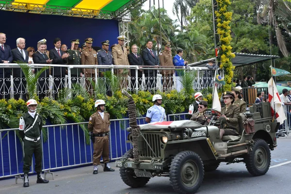 Antonio Anastasia acompanhou o desfile de Sete de Setembro em BH