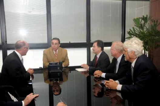 Alberto Pinto Coelho (C) recebeu comitiva de alemães em audiência