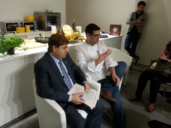Agostinho Patrus (à esquerda) anunciou o lançamento do programa durante entrevista