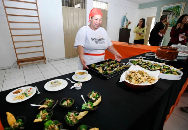 Primeira etapa do projeto Gastronomia no Morro chega ao Aglomerado Santa Lúcia