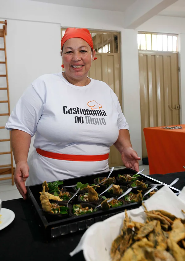 Primeira etapa do projeto Gastronomia no Morro chega ao Aglomerado Santa Lúcia