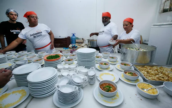 Primeira etapa do projeto Gastronomia no Morro chega ao Aglomerado Santa Lúcia