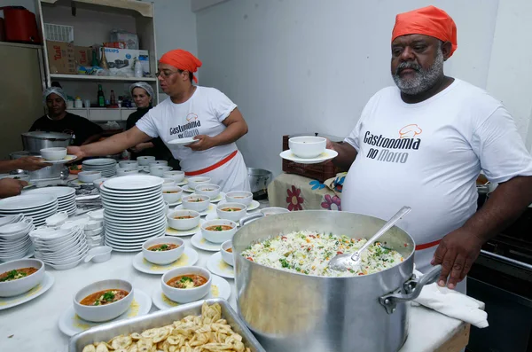 Primeira etapa do projeto Gastronomia no Morro chega ao Aglomerado Santa Lúcia
