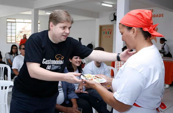 Primeira etapa do projeto Gastronomia no Morro chega ao Aglomerado Santa Lúcia
