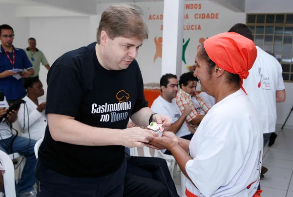 Primeira etapa do projeto Gastronomia no Morro chega ao Aglomerado Santa Lúcia