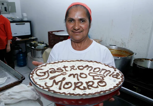 Primeira etapa do projeto Gastronomia no Morro chega ao Aglomerado Santa Lúcia