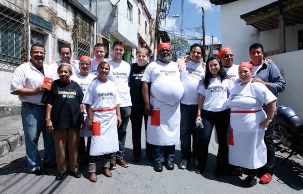 Primeira etapa do projeto Gastronomia no Morro chega ao Aglomerado Santa Lúcia