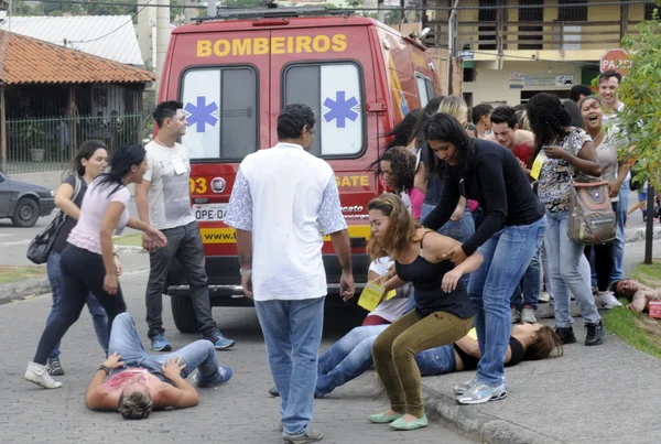 Atores simularam estar com traumas e queimaduras e foram recebidos nos hospitais por equipes treinad