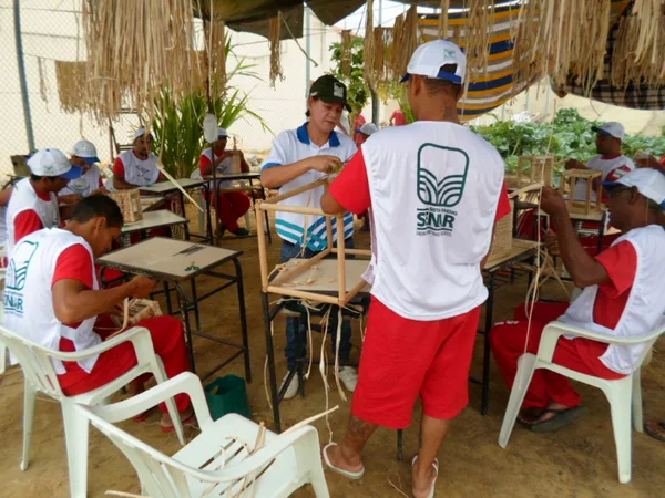 Todos os materiais foram produzidos durante o curso de artesanato em fibras de bananeiras e taboa