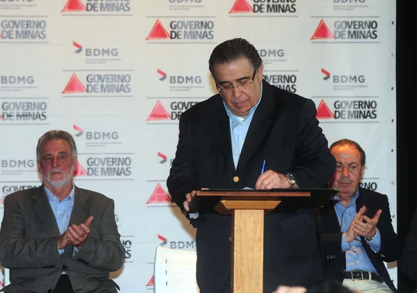 Alberto Pinto Coelho assinou a liberação dos recursos em solenidade nesta sexta-feira
