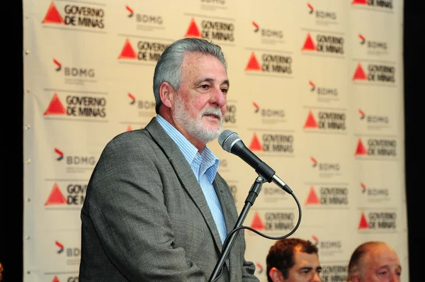 O secretário de Estado de Transportes e Obras Públicas, Carlos Melles, faz pronunciamento