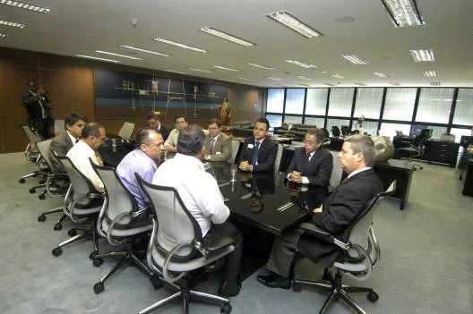 Governador Anastasia (D) em reunião com integrantes de Centrais Sindicais