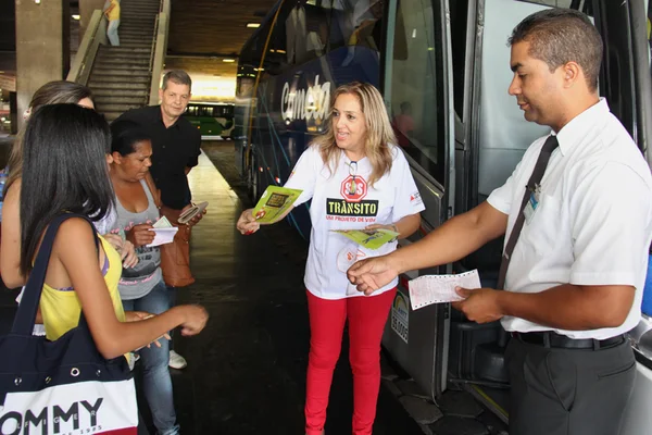 Passageiros receberam materiais informativos sobre a importância do uso do cinto