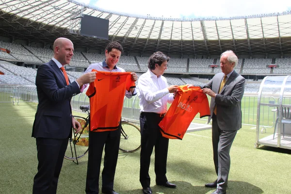 Kees Rade entregou camisas oficiais da seleção holandesa