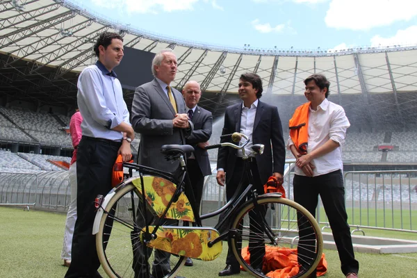A bicicleta estilizada, chamada “Van-Gogh”, presente do embaixador Kess Rade 