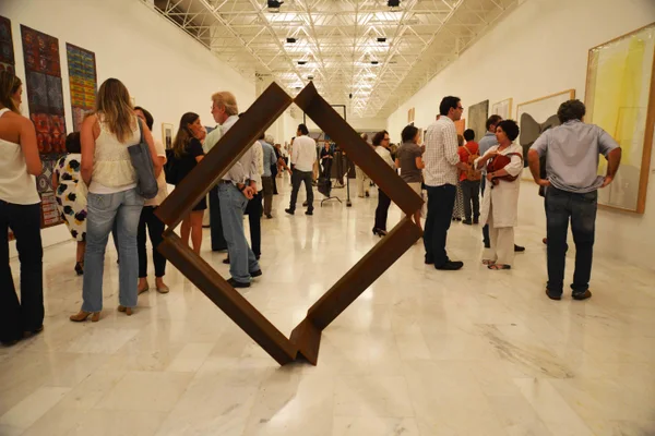 Estão em exposição cerca de 100 obras de 64 artistas de várias macrorregiões do Estado