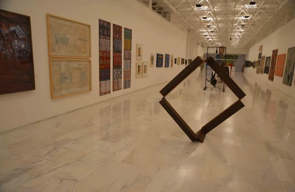 Estão em exposição cerca de 100 obras de 64 artistas de várias macrorregiões do Estado