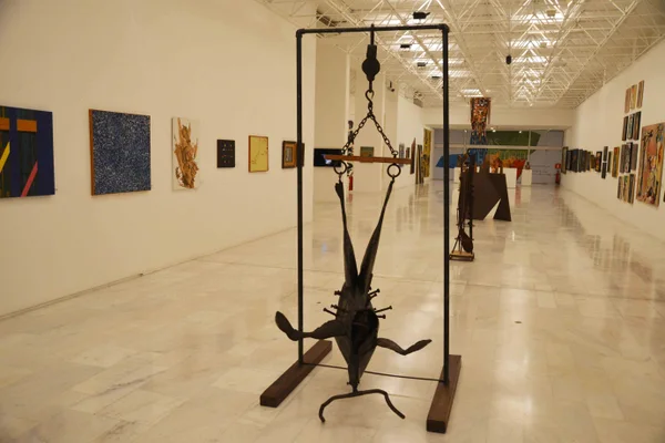 Estão em exposição cerca de 100 obras de 64 artistas de várias macrorregiões do Estado