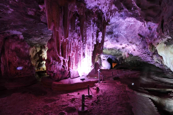 Iluminação em led valoriza a beleza da Gruta de Maquiné 