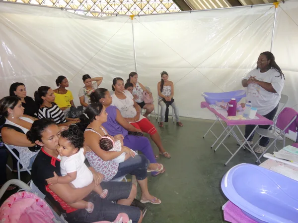 Caravana Mães de Minas ensina as mães e gestantes os cuidados necessários com o bebê