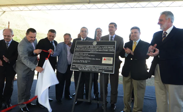 Governador Alberto Pinto Coelho entregou as obras nesta quarta-feira, ao lado de outras autoridades