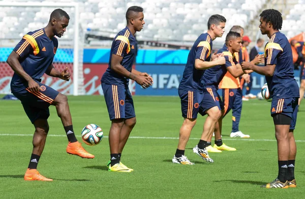 Jogadores colombianos realizam algumas atividades físicas no gramado do Mineirão