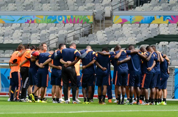 Jogadores colombianos realizam algumas atividades físicas no gramado do Mineirão