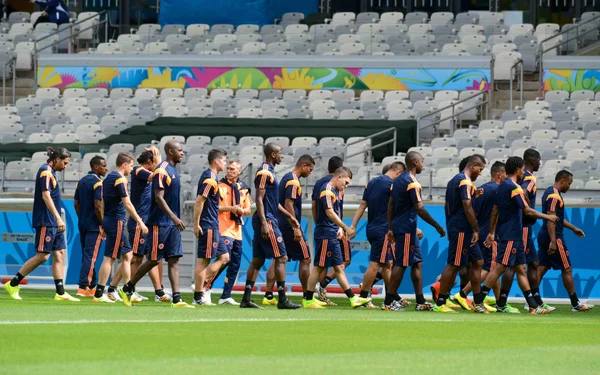 Jogadores colombianos realizam algumas atividades físicas no gramado do Mineirão