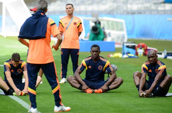 Jogadores colombianos realizam algumas atividades físicas no gramado do Mineirão