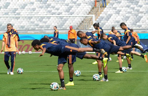 Jogadores colombianos realizam algumas atividades físicas no gramado do Mineirão