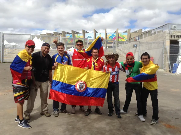 Torcedores colombianos fizeram a festa em frente ao Mineirão nesta sexta-feira (13/06)