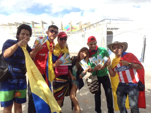 Torcedores colombianos fizeram a festa em frente ao Mineirão